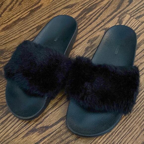 Steve Madden US 11 Flats Black with Faux Fur Sandals - Picture 1 of 3